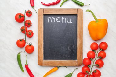 Boş menü ve hafif arkaplan üzerindeki ürünler