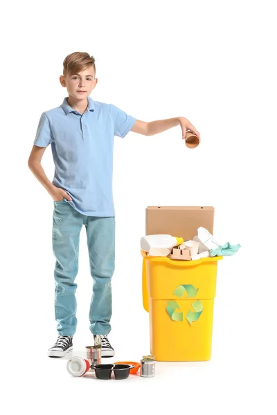 Menino e recipiente com lixo no fundo branco. Conceito de reciclagem — Fotografia de Stock