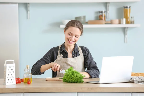 Mulher que prepara a salada vegetal saborosa na cozinha — Fotografia de Stock