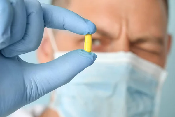 Doutor com pílula, vista close-up — Fotografia de Stock