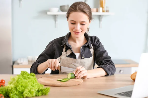 Kadın mutfakta lezzetli sebze salatası hazırlama — Stok fotoğraf