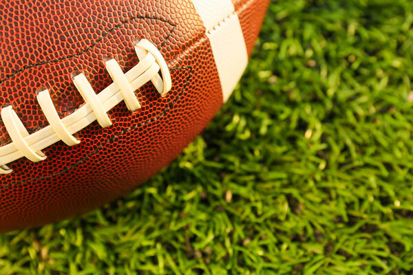 Мяч для регби на зеленом поле, крупный план
