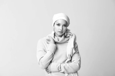 Aydınlık arkaplanda güzel bir Müslüman kadının siyah beyaz portresi