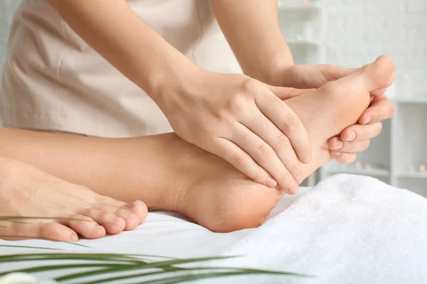 Piękna kobieta otrzymuje masaż stóp w salonie spa — Zdjęcie stockowe