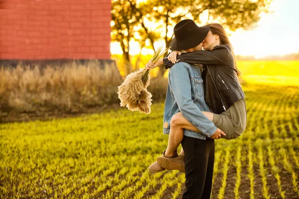 Happy young couple in countryside — Stock Photo, Image