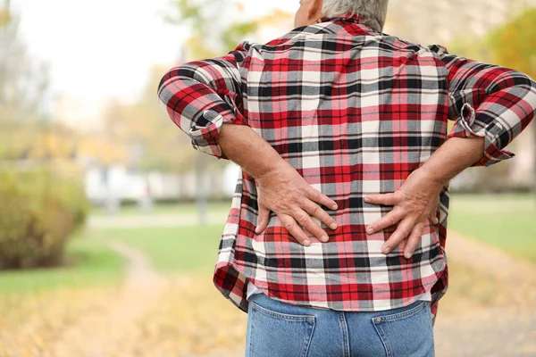Senior leidet unter Rückenschmerzen im Freien — Stockfoto