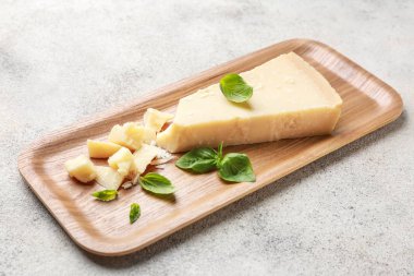 Gri arka planda lezzetli parmesan peynirli tabak.