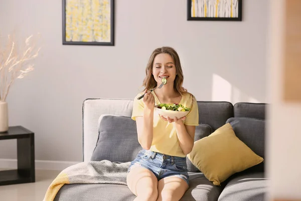 Mulher comendo salada de legumes saudável em casa — Fotografia de Stock