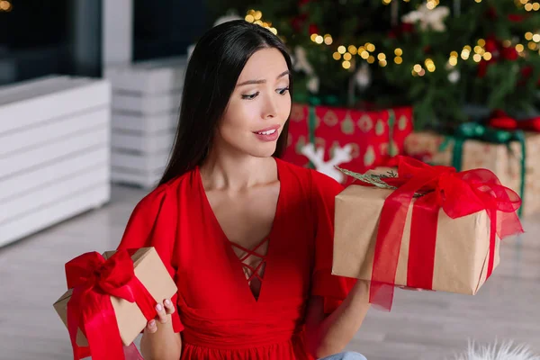 Mooie Aziatische vrouw met kerstcadeaus thuis — Stockfoto