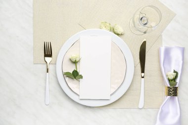 Işık arkaplanındaki güzel tablo ayarları