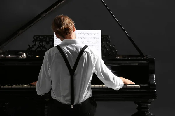 Man speelt vleugelpiano op het concert — Stockfoto