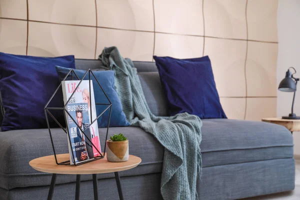 Bequemes Sofa und Tisch im Wohnzimmer — Stockfoto