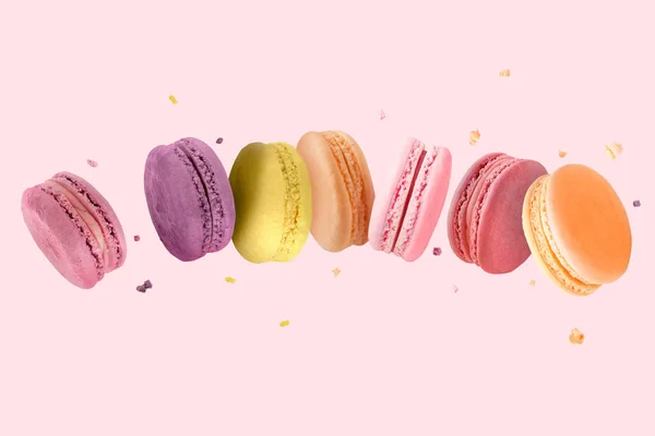 Caduta gustosi macaron su sfondo colore — Foto Stock