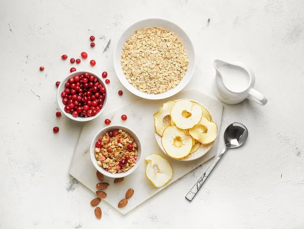 Chutné granola s ovocem a mlékem na světlém pozadí — Stock fotografie