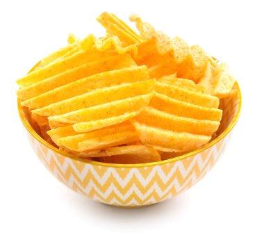 Beyaza izole edilmiş patates cipsli kase.
