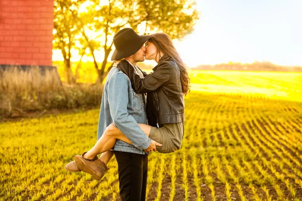 Feliz joven pareja en el campo —  Fotos de Stock