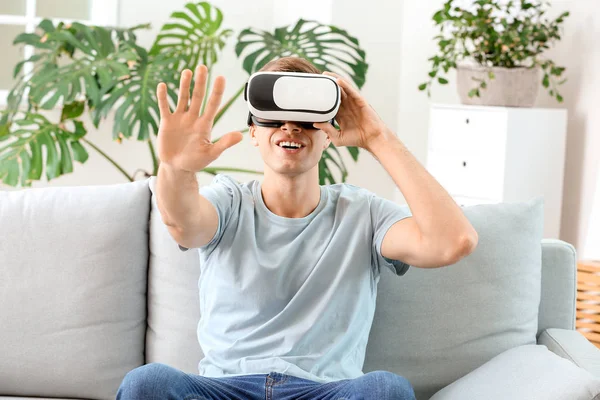 Giovane uomo con occhiali di realtà virtuale a casa — Foto Stock