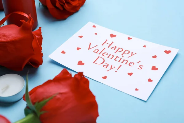 Cartão de saudação para o Dia dos Namorados, flores e velas no fundo de cor — Fotografia de Stock