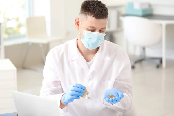 Doctor with pills in clinic — Stock Photo, Image