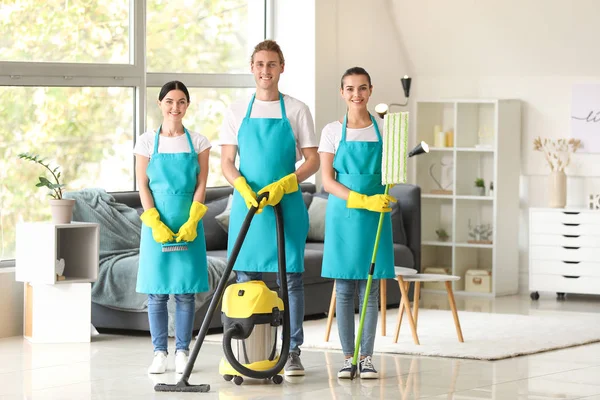 Takarítócsapat tisztítószerekkel a lakásban — Stock Fotó