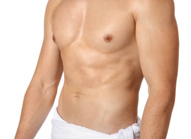 Beyaz arka plandaki tüy dökümünden sonra yakışıklı genç adam.