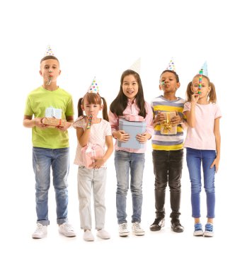 Doğumgünü hediyeli küçük çocuklar ve beyaz arka planda parti üfleyicileri.