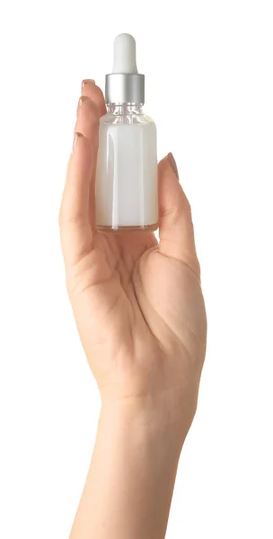 Mão feminina com produto cosmético em garrafa sobre fundo branco — Fotografia de Stock