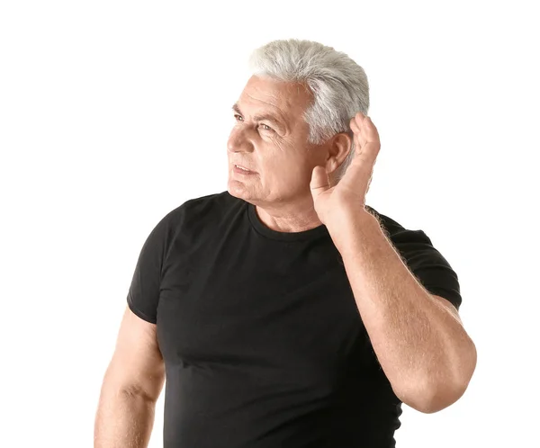 Homem maduro com problema de audição no fundo branco — Fotografia de Stock