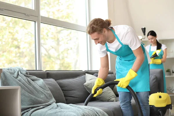 Team van conciërges plat schoonmaken — Stockfoto