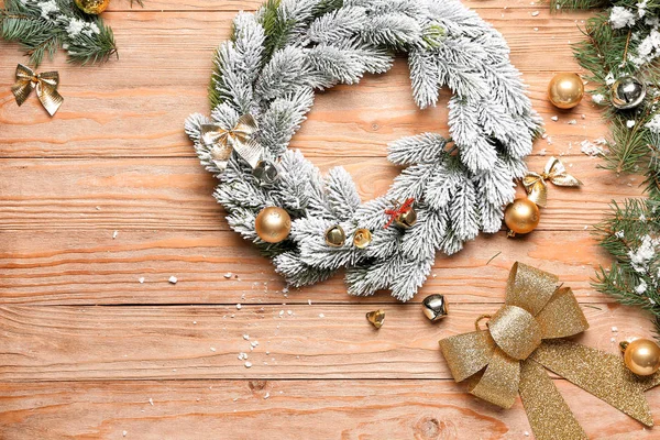 木製の背景に美しいクリスマスの花輪と装飾 — ストック写真