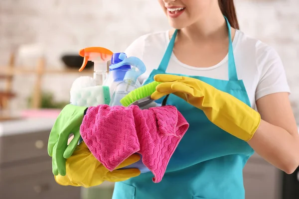 Vrouwelijke conciërge met schoonmaakmiddelen in keuken, close-up — Stockfoto