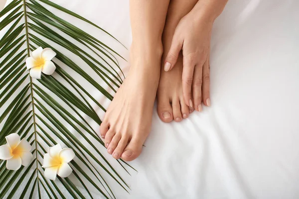 Legs of beautiful woman relaxing in spa salon — Stock Photo, Image