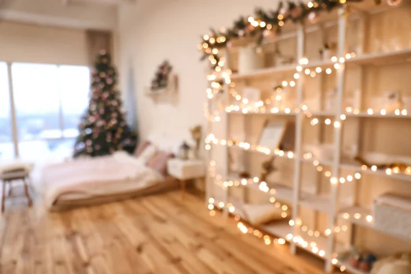 Interior do quarto decorado para a celebração de Natal, vista turva — Fotografia de Stock