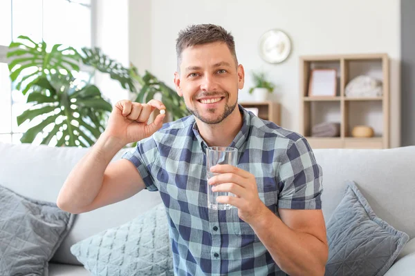 家で薬を飲んでる男 — ストック写真