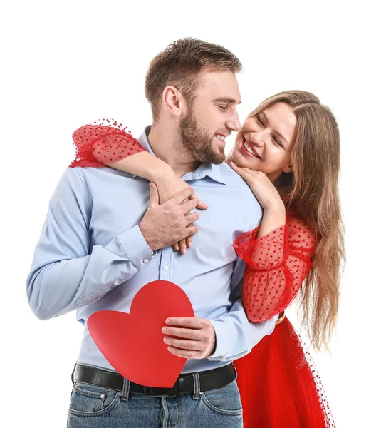 Glada unga par med rött hjärta på vit bakgrund. Alla hjärtans dag firande — Stockfoto
