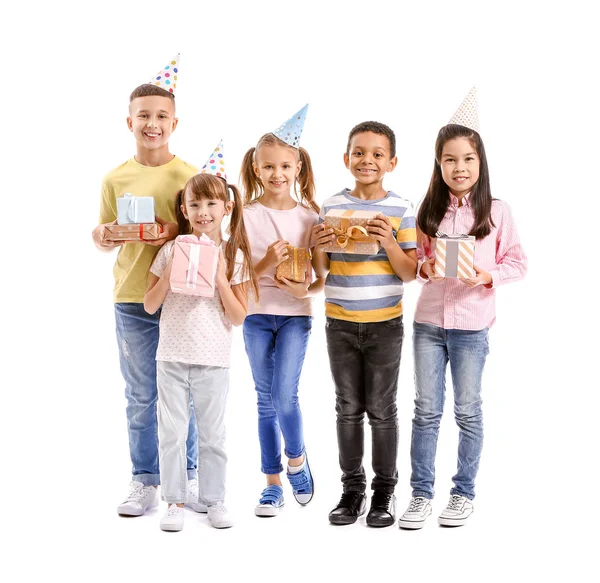 Niños pequeños con regalos de cumpleaños sobre fondo blanco — Foto de Stock