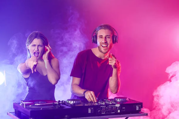 Jóvenes djs tocando música en discoteca — Foto de Stock