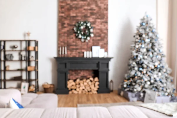 Interior da sala de estar decorado para a celebração de Natal, vista turva — Fotografia de Stock