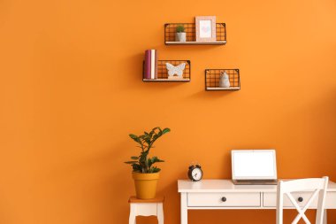 Rahat işyeri ve rafları olan bir oda.