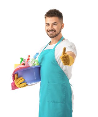 Erkek hademe beyaz arka planda baş parmak hareketi gösteriyor