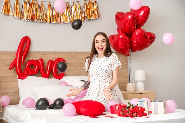 Mulher bonita com presentes na cama. Celebração do Dia dos Namorados — Fotografia de Stock