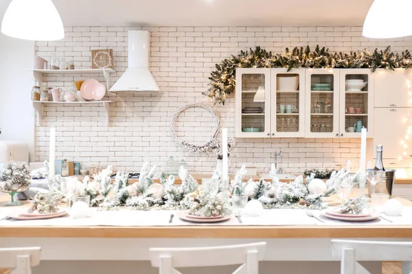 Gyönyörű asztal beállítása karácsonyi ünnepség a konyhában — Stock Fotó