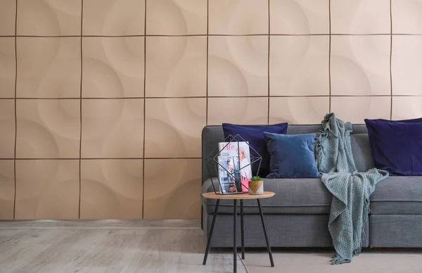 快適なソファ付きのリビングルームのスタイリッシュなインテリア — ストック写真
