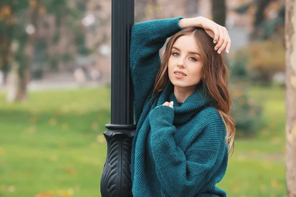 Retrato de mujer joven con estilo en el parque de otoño —  Fotos de Stock