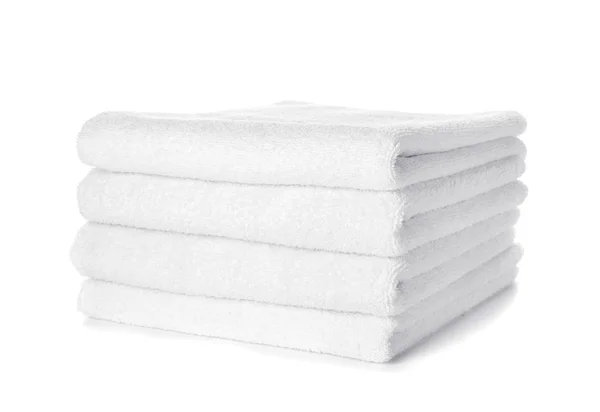 Montón de toallas limpias aisladas en blanco — Foto de Stock