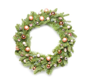 Beyaz arka planda güzel bir Noel çelengi