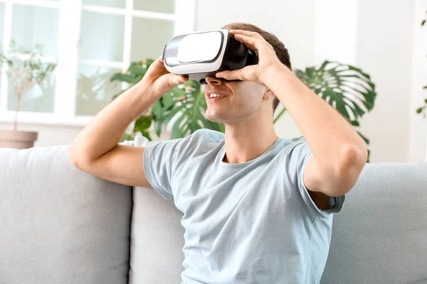 Junger Mann mit Virtual-Reality-Brille zu Hause — Stockfoto