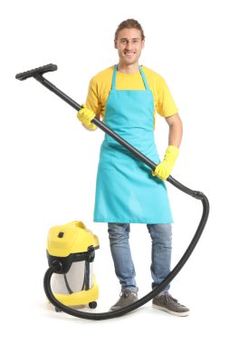 Beyaz arka planda elektrikli süpürge ile erkek hademe
