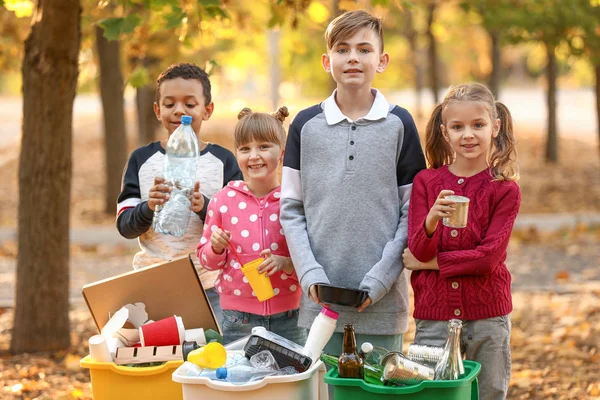 Les petits enfants ramassent les ordures à l'extérieur. Concept de recyclage — Photo