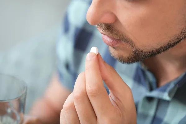 Hombre tomando medicina en casa, primer plano — Foto de Stock